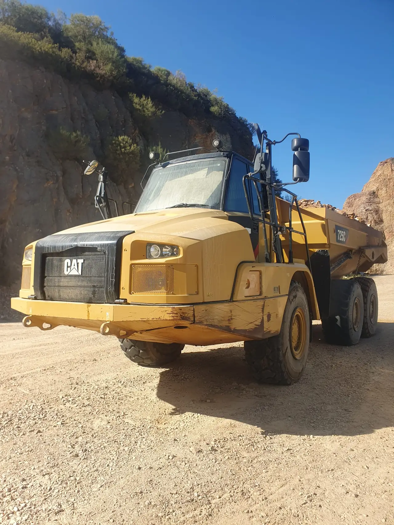 Dumper articulado trabajando en una cantera
